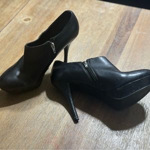 Marc Fisher Platform heel/bootie